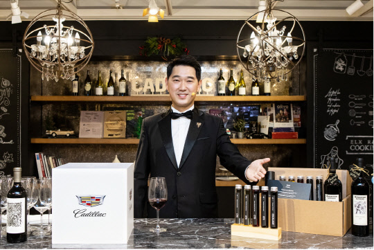 그랜드 인터컨티넨탈 서울 파르나스 유승민 수석 소믈리에가 지난 17일 온라인으로 진행된 '아메리칸 럭셔리 와인 클래스'에서 다양한 미국산 와인과 시음에 대한 스토리를 전하고 있다. <캐딜락코리아 제공>